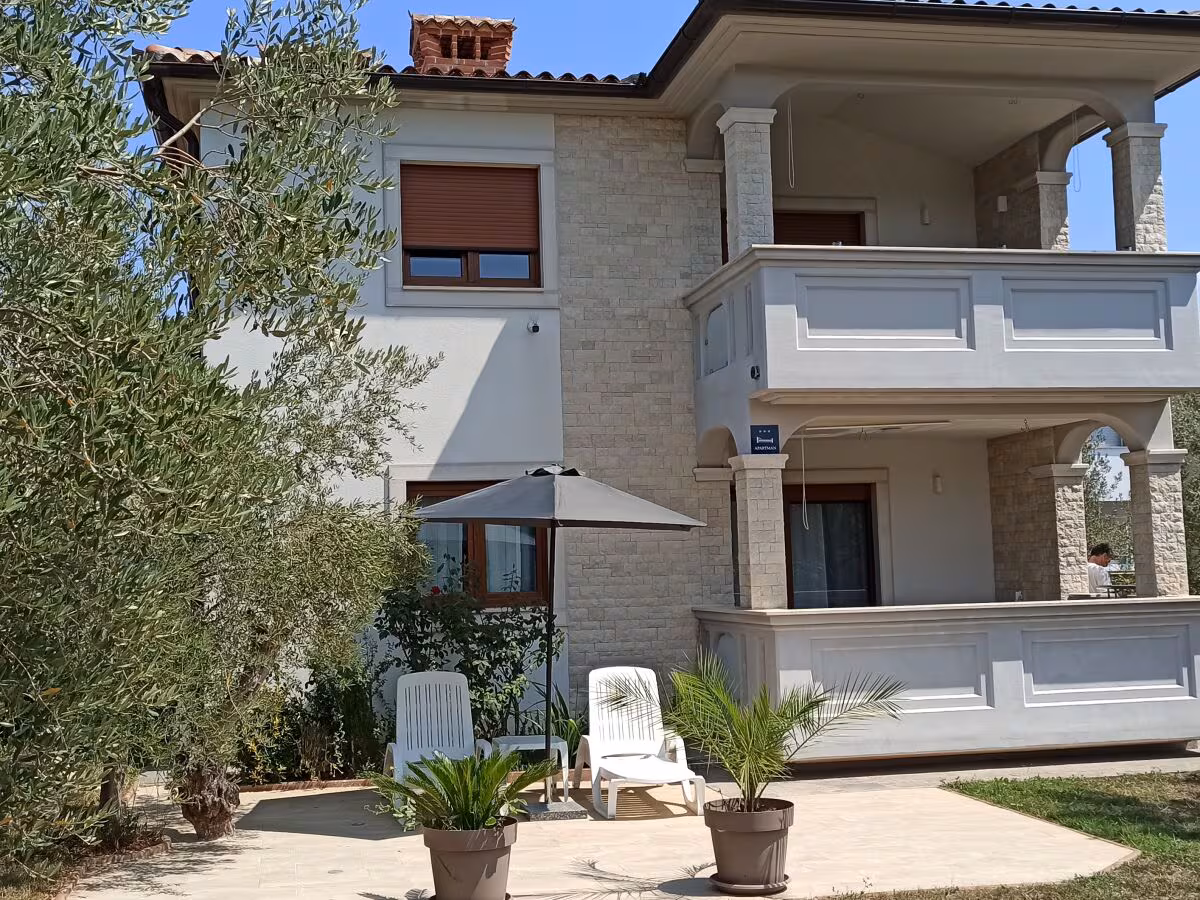 Frontansicht der Villa R&A — Ferienwohnung in Valbandon bei Fažana, Istrien