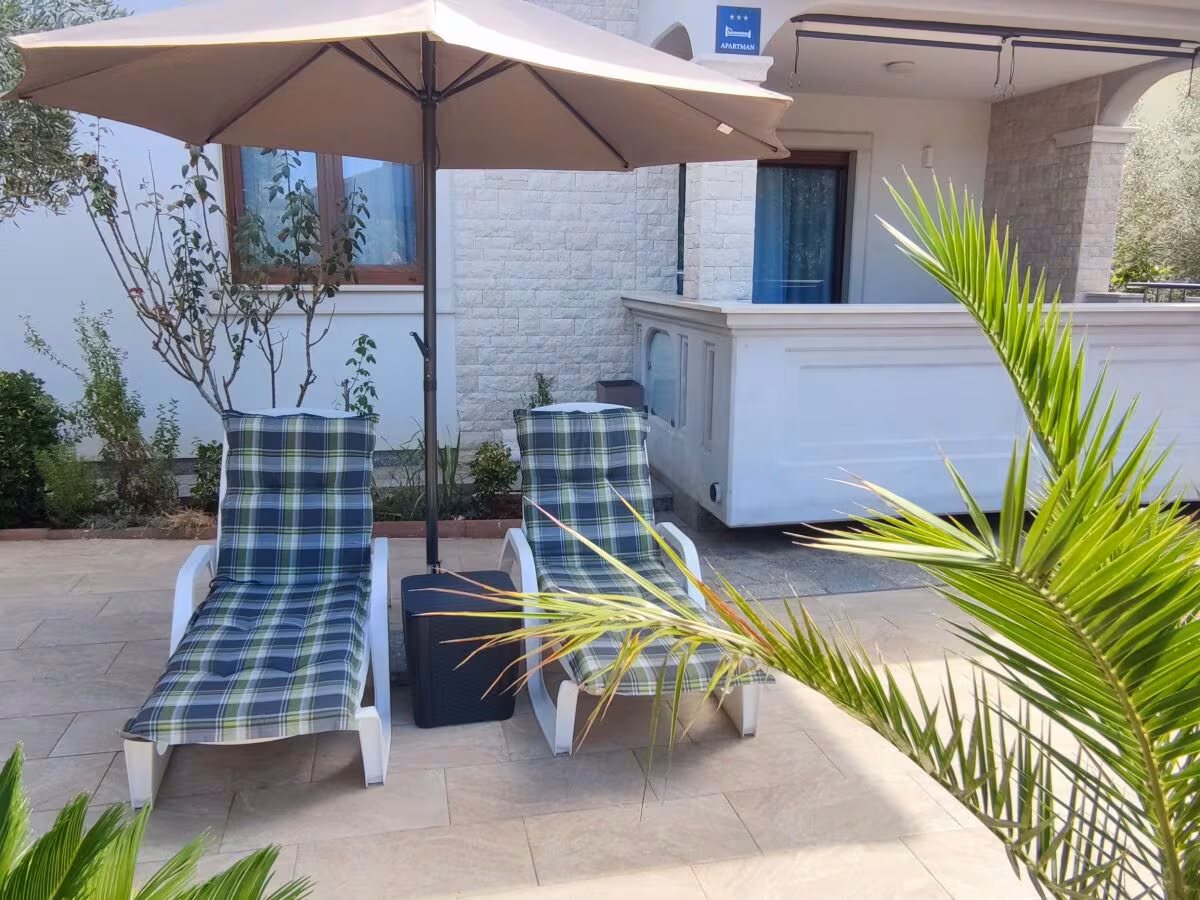 Gepflegter Garten mit Olivenbäumen