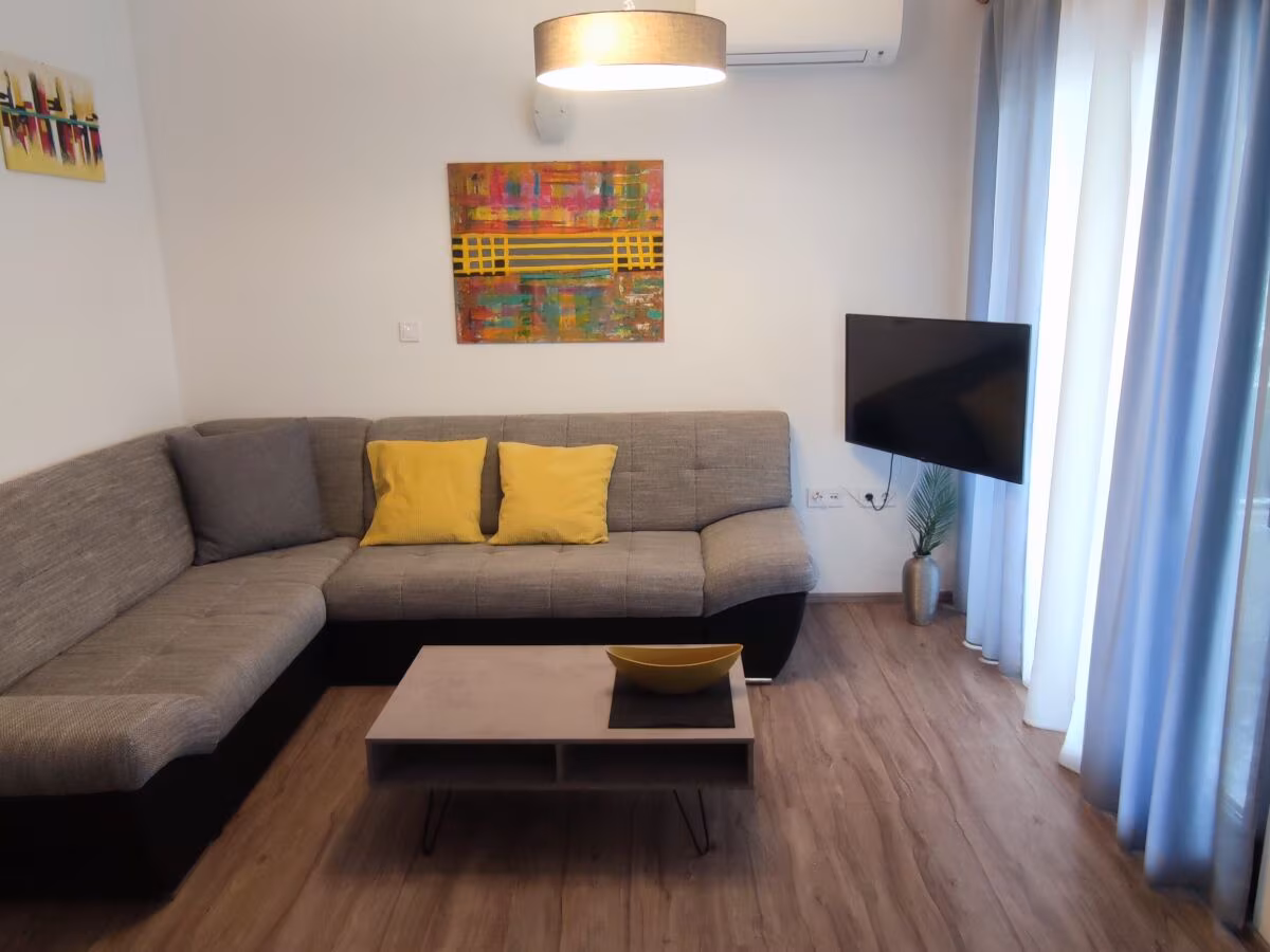 Überdachter Sitzbereich im Garten