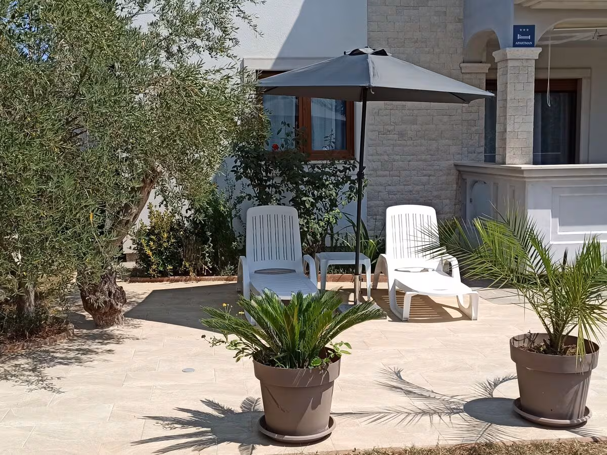 Terrasse mit Gartenmöbeln und Markise