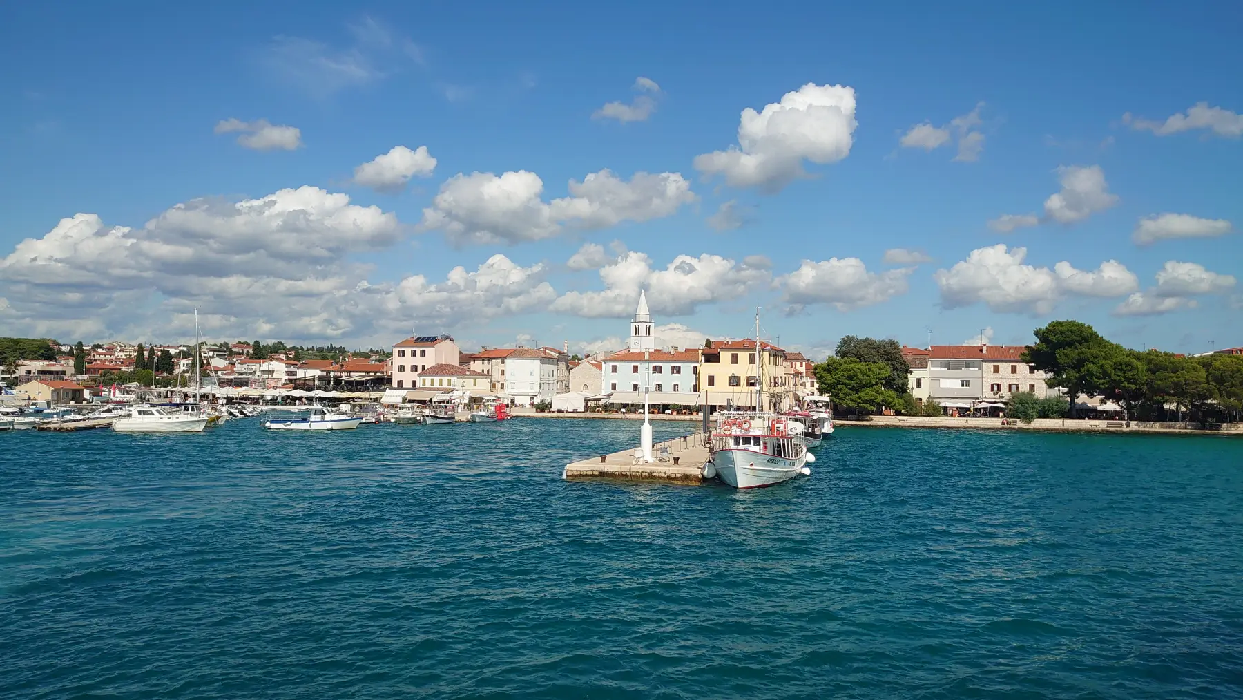 Hafen von Fažana in Istrien mit Booten und Blick auf die Adria