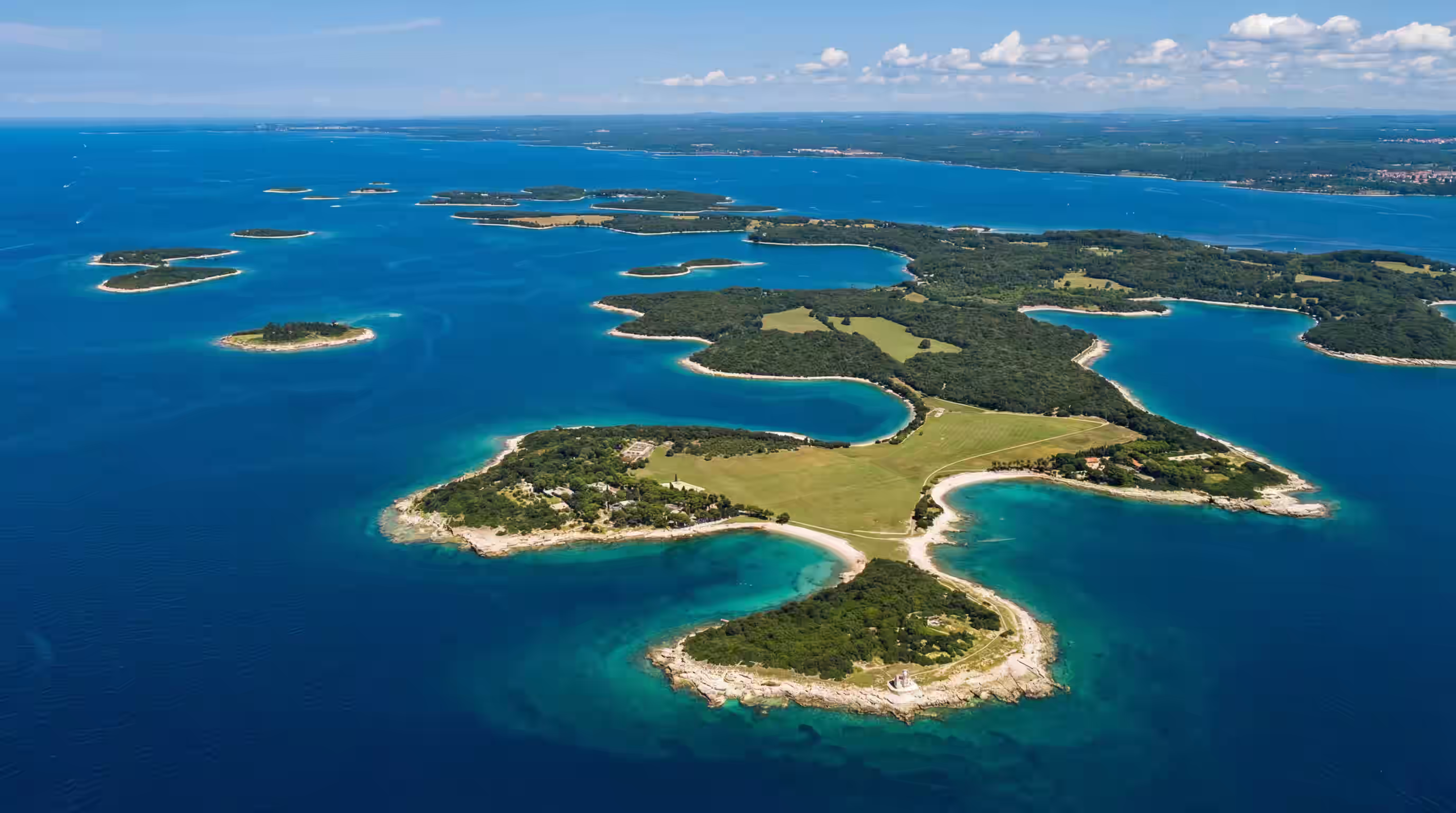 Kieselstrand Hidrobaza bei Fažana, Istrien — Blick auf die Brijuni-Inseln