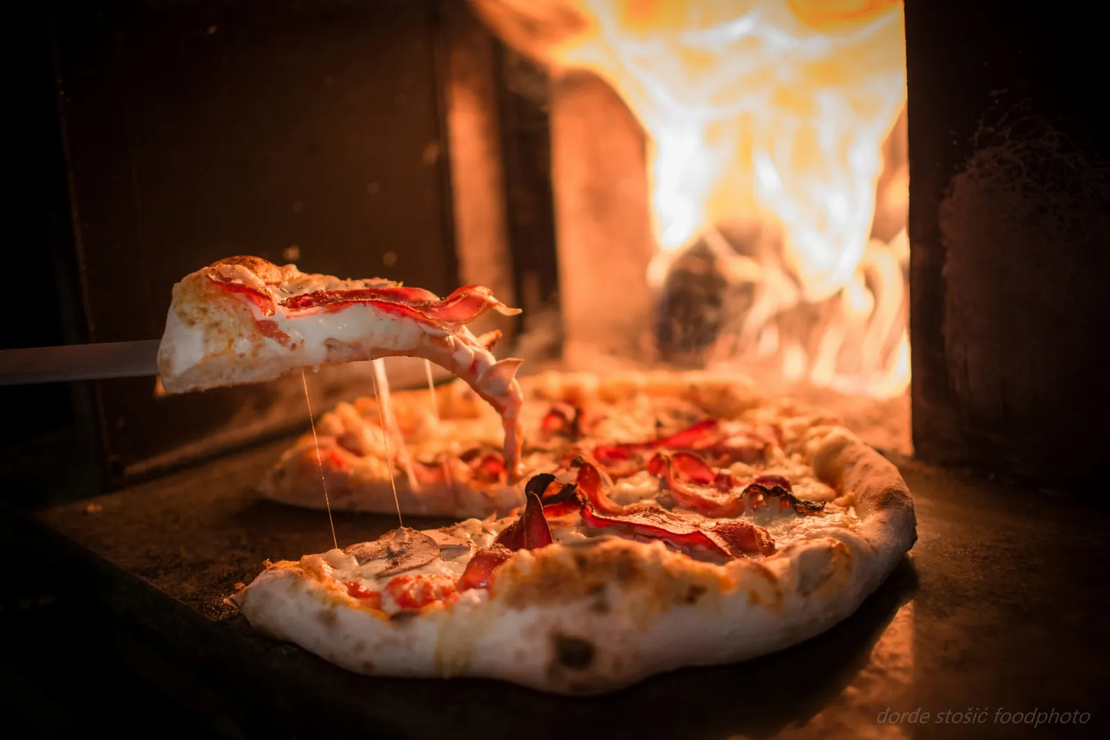 Pizza aus dem Holzofen der Pizzeria Tivoli bei Pula