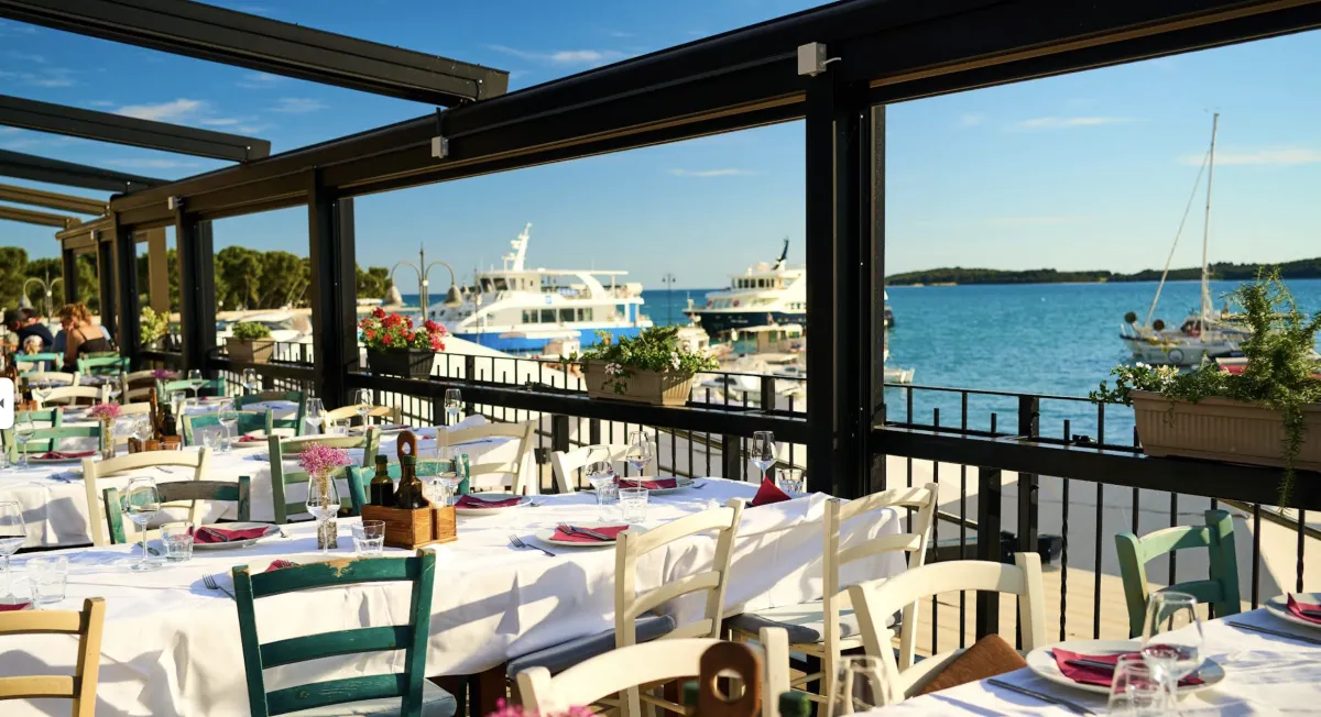 Terrasse des Rooftop Restaurant in Fažana mit Hafen- und Meerblick