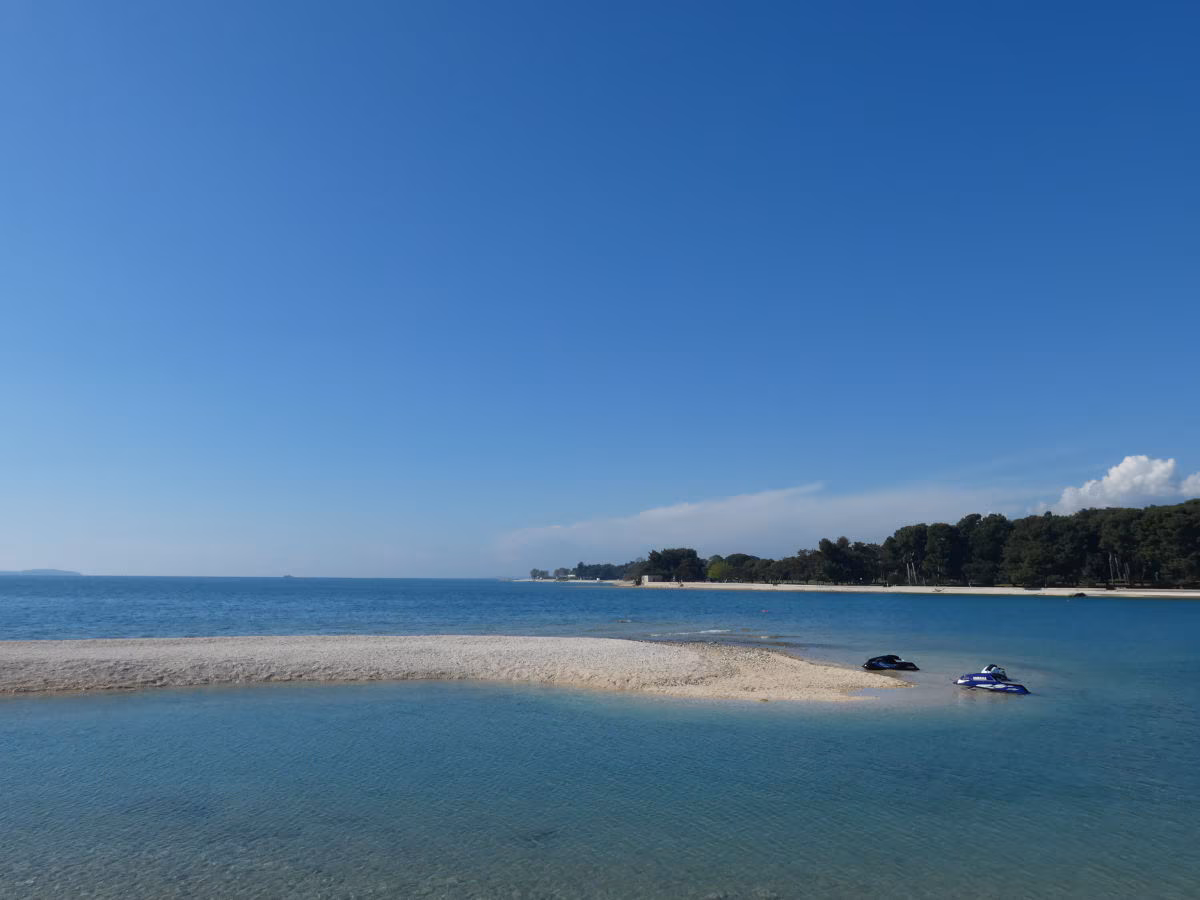 Klares Adriawasser am Strand von Valbandon, Istrien