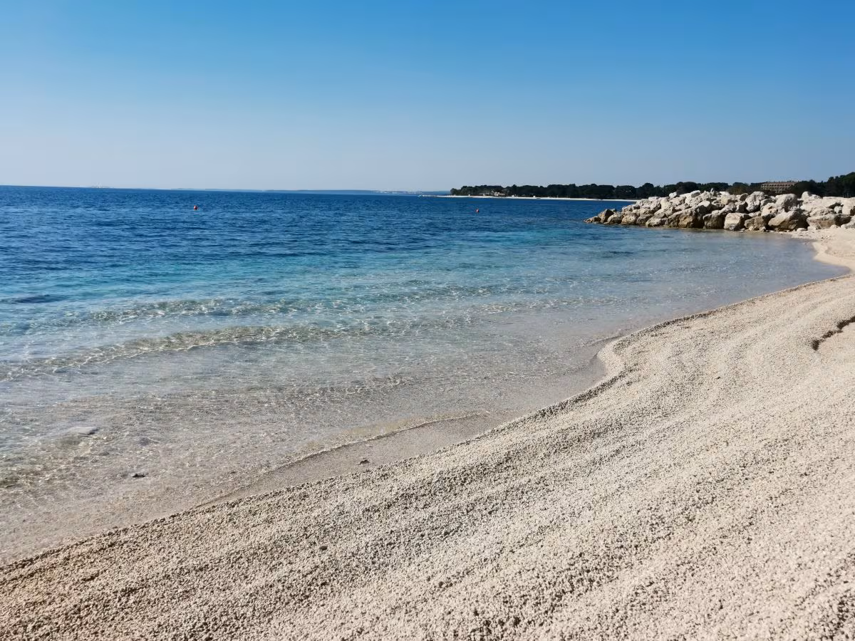 Strand Hidrobaza mit kristallklarem Wasser