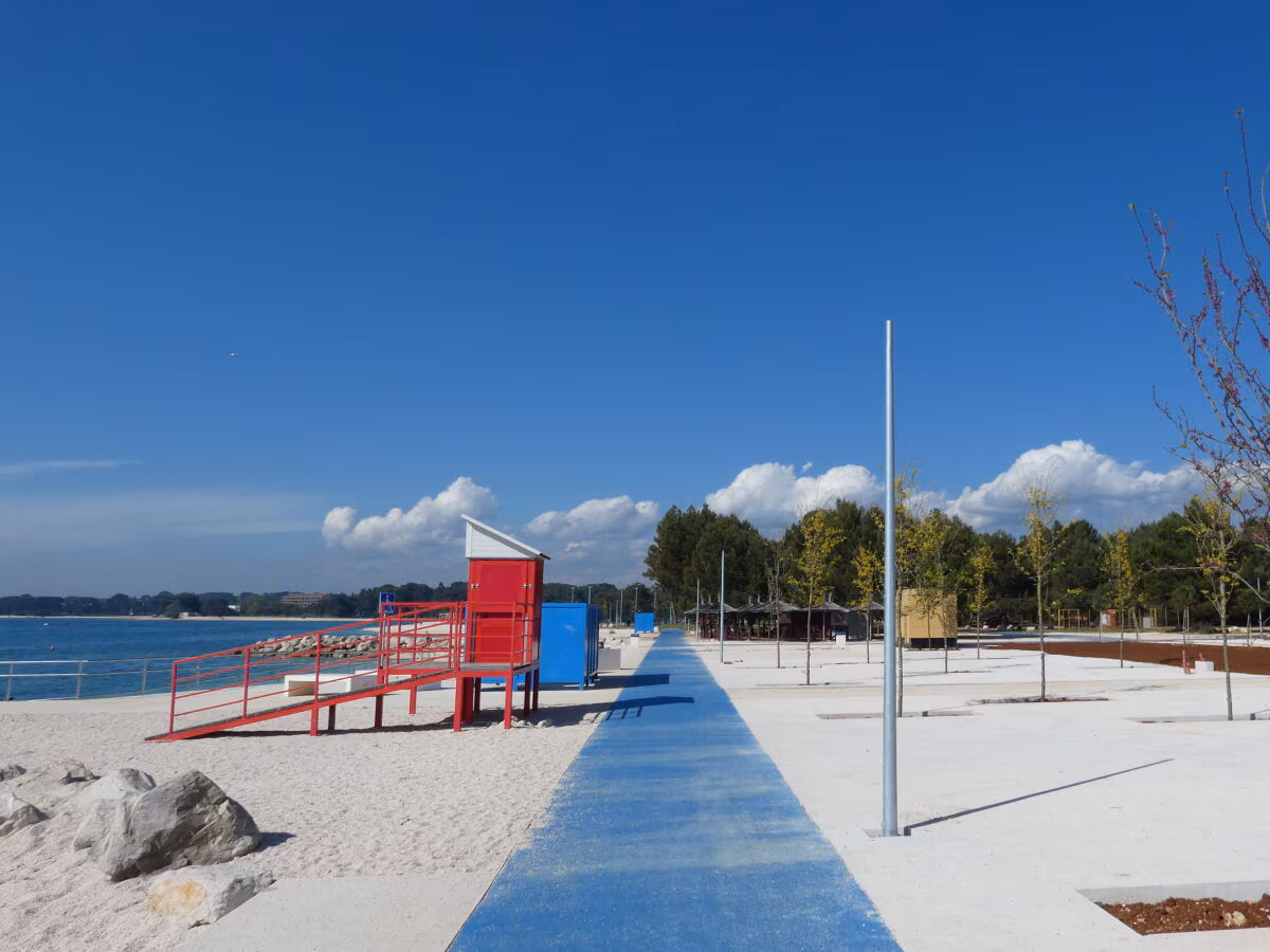 Strand Hidrobaza in Valbandon nahe der Villa R&A, Blick auf die Brijuni-Inseln