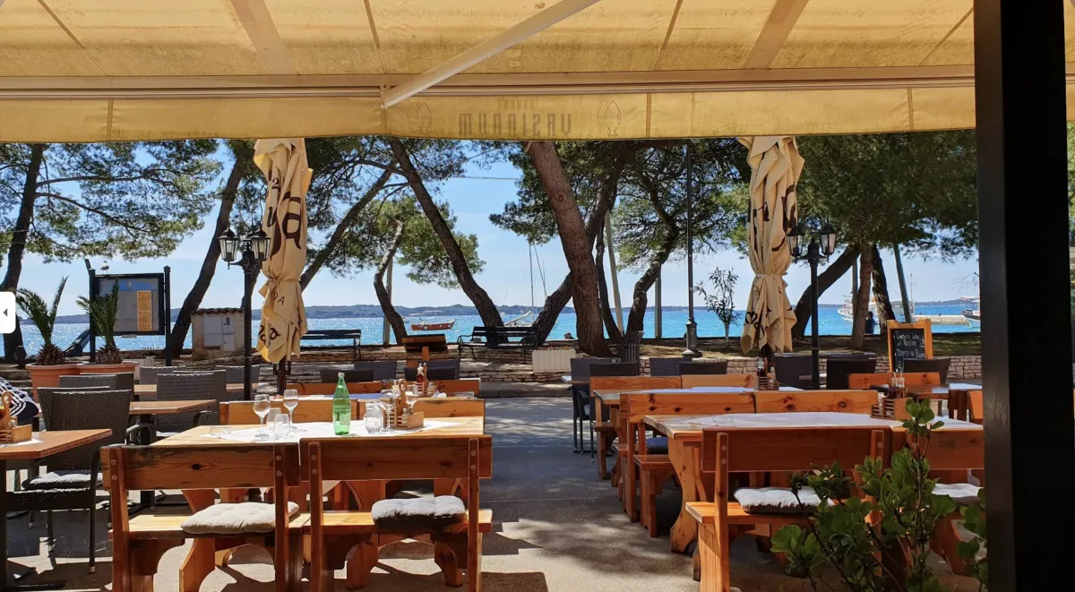 Terrasse der Konoba Vasianum mit Meerblick in Fažana